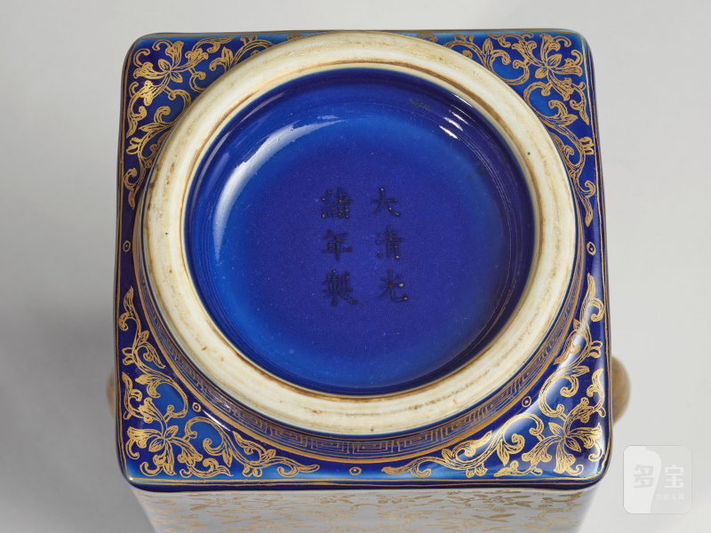 清光緒 灑藍地描金象耳銜環琮式瓶 「大清光緒年製」款 | VASE EN PORCELAINE BLEU POUDRÉ À DÉCOR À L'OR, CONG - 图7
